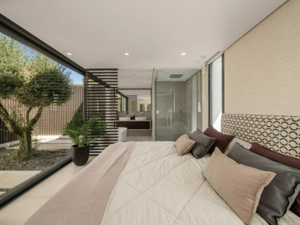 FOR SALE 🏡 New Frontline Golf Villa with Infinity Pool, Cinema and Rooftop Jacuzzi – Golf Valley, Nueva Andalucía, Marbella 🇪🇸