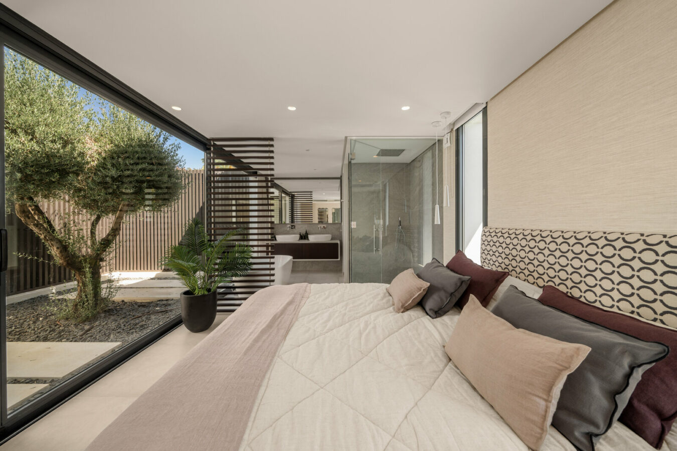 FOR SALE 🏡 New Frontline Golf Villa with Infinity Pool, Cinema and Rooftop Jacuzzi – Golf Valley, Nueva Andalucía, Marbella 🇪🇸