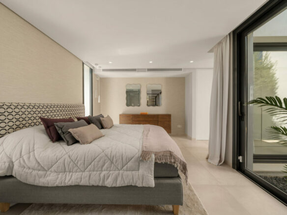 FOR SALE 🏡 New Frontline Golf Villa with Infinity Pool, Cinema and Rooftop Jacuzzi – Golf Valley, Nueva Andalucía, Marbella 🇪🇸