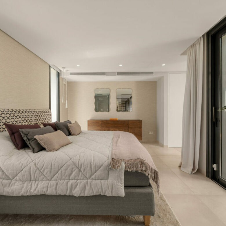 FOR SALE 🏡 New Frontline Golf Villa with Infinity Pool, Cinema and Rooftop Jacuzzi – Golf Valley, Nueva Andalucía, Marbella 🇪🇸