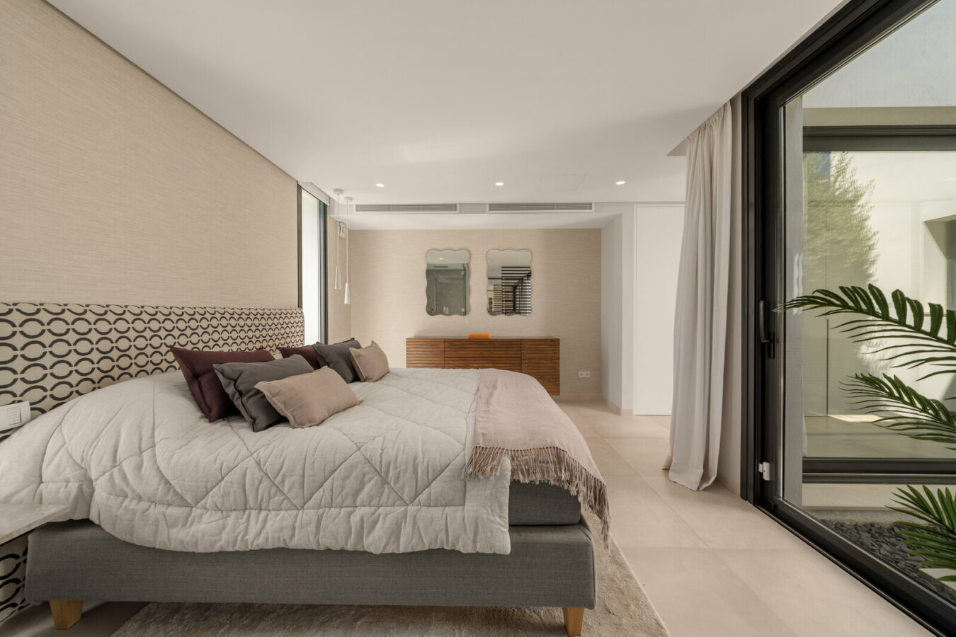FOR SALE 🏡 New Frontline Golf Villa with Infinity Pool, Cinema and Rooftop Jacuzzi – Golf Valley, Nueva Andalucía, Marbella 🇪🇸
