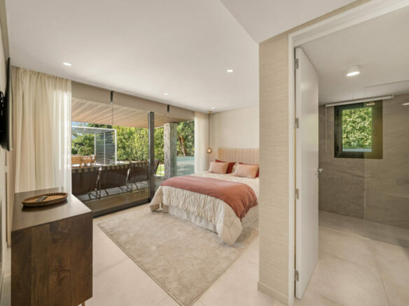 FOR SALE 🏡 New Frontline Golf Villa with Infinity Pool, Cinema and Rooftop Jacuzzi – Golf Valley, Nueva Andalucía, Marbella 🇪🇸