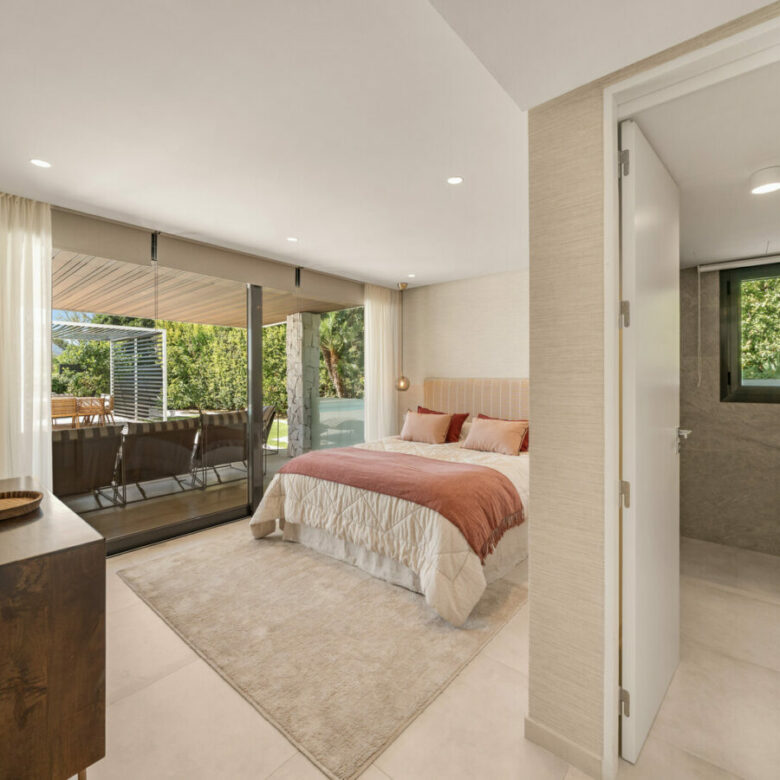 FOR SALE 🏡 New Frontline Golf Villa with Infinity Pool, Cinema and Rooftop Jacuzzi – Golf Valley, Nueva Andalucía, Marbella 🇪🇸
