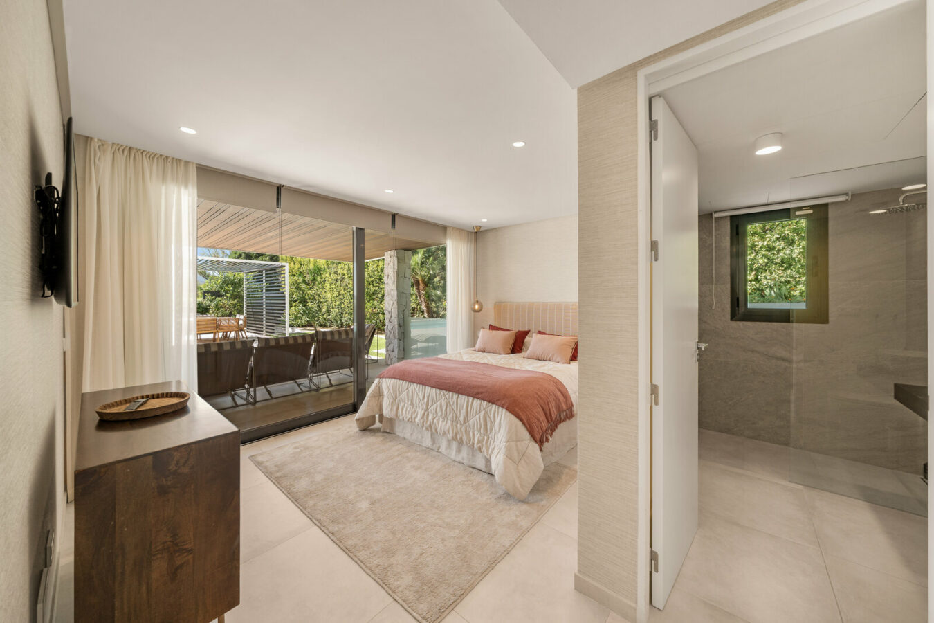FOR SALE 🏡 New Frontline Golf Villa with Infinity Pool, Cinema and Rooftop Jacuzzi – Golf Valley, Nueva Andalucía, Marbella 🇪🇸