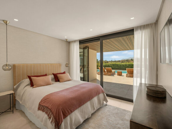 FOR SALE 🏡 New Frontline Golf Villa with Infinity Pool, Cinema and Rooftop Jacuzzi – Golf Valley, Nueva Andalucía, Marbella 🇪🇸