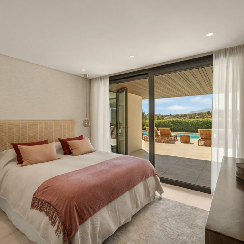 FOR SALE 🏡 New Frontline Golf Villa with Infinity Pool, Cinema and Rooftop Jacuzzi – Golf Valley, Nueva Andalucía, Marbella 🇪🇸