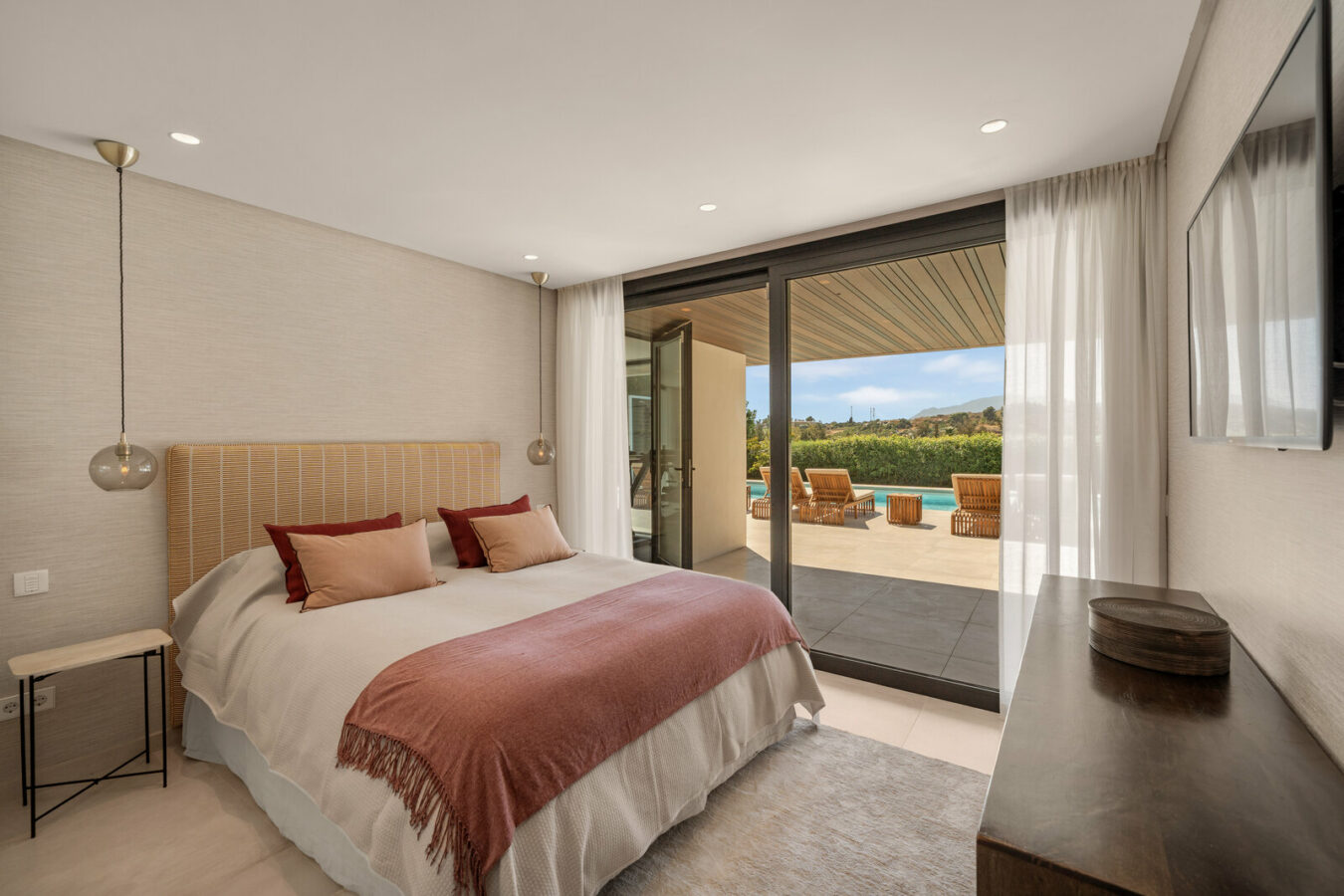 FOR SALE 🏡 New Frontline Golf Villa with Infinity Pool, Cinema and Rooftop Jacuzzi – Golf Valley, Nueva Andalucía, Marbella 🇪🇸