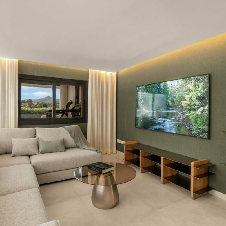 FOR SALE 🏡 New Frontline Golf Villa with Infinity Pool, Cinema and Rooftop Jacuzzi – Golf Valley, Nueva Andalucía, Marbella 🇪🇸