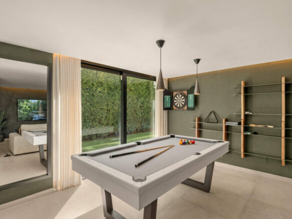 FOR SALE 🏡 New Frontline Golf Villa with Infinity Pool, Cinema and Rooftop Jacuzzi – Golf Valley, Nueva Andalucía, Marbella 🇪🇸