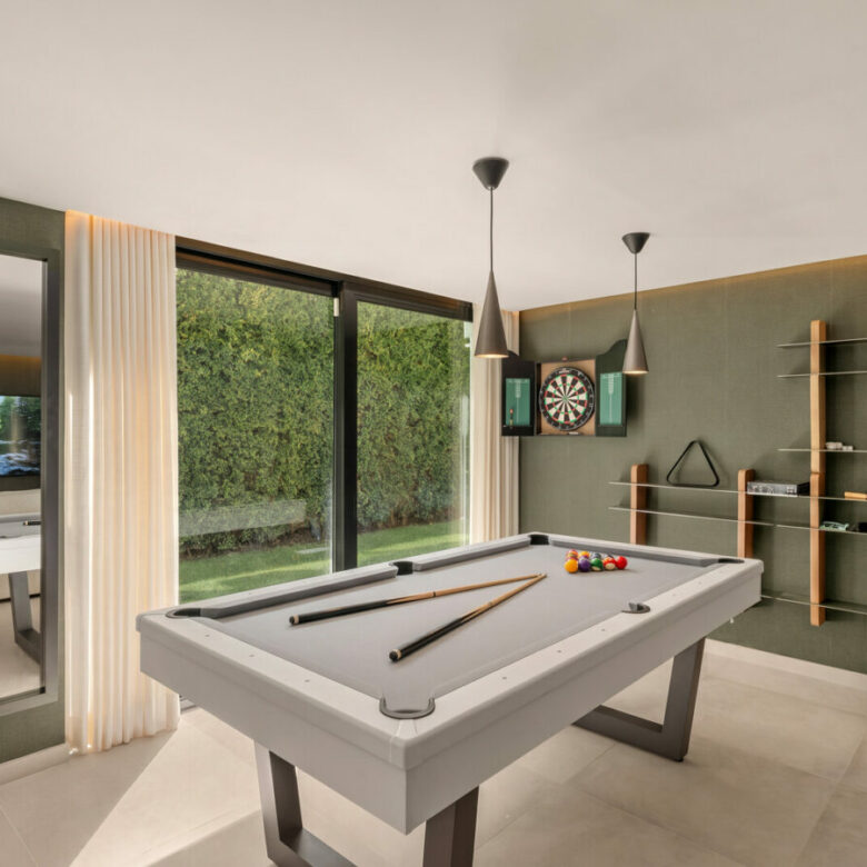 FOR SALE 🏡 New Frontline Golf Villa with Infinity Pool, Cinema and Rooftop Jacuzzi – Golf Valley, Nueva Andalucía, Marbella 🇪🇸