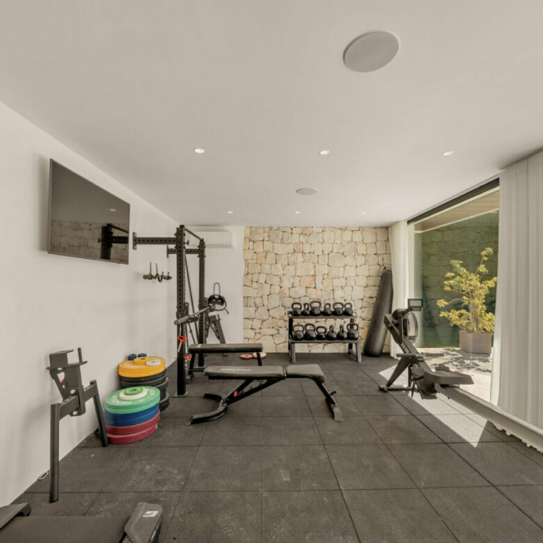 FOR SALE 🏡 New Frontline Golf Villa with Infinity Pool, Cinema and Rooftop Jacuzzi – Golf Valley, Nueva Andalucía, Marbella 🇪🇸