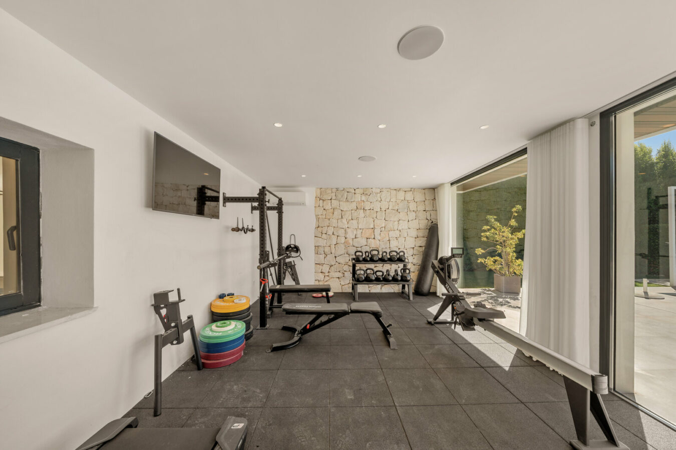 FOR SALE 🏡 New Frontline Golf Villa with Infinity Pool, Cinema and Rooftop Jacuzzi – Golf Valley, Nueva Andalucía, Marbella 🇪🇸