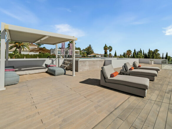 FOR SALE 🏡 New Frontline Golf Villa with Infinity Pool, Cinema and Rooftop Jacuzzi – Golf Valley, Nueva Andalucía, Marbella 🇪🇸