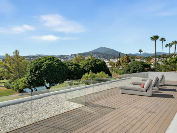 FOR SALE 🏡 New Frontline Golf Villa with Infinity Pool, Cinema and Rooftop Jacuzzi – Golf Valley, Nueva Andalucía, Marbella 🇪🇸