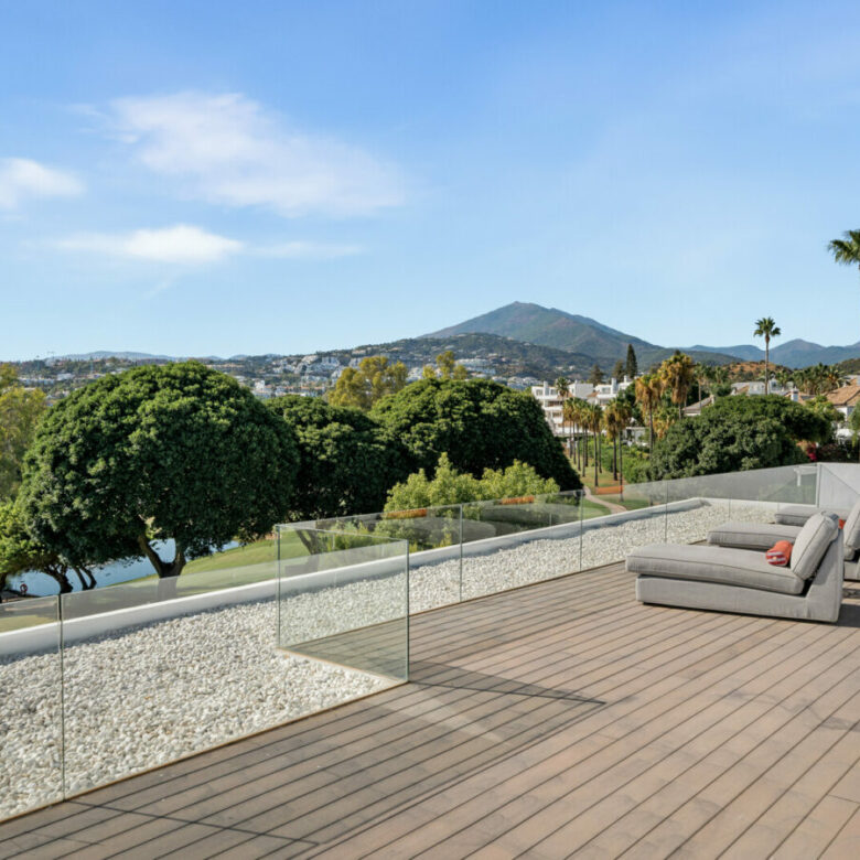 FOR SALE 🏡 New Frontline Golf Villa with Infinity Pool, Cinema and Rooftop Jacuzzi – Golf Valley, Nueva Andalucía, Marbella 🇪🇸