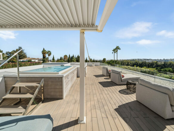 FOR SALE 🏡 New Frontline Golf Villa with Infinity Pool, Cinema and Rooftop Jacuzzi – Golf Valley, Nueva Andalucía, Marbella 🇪🇸