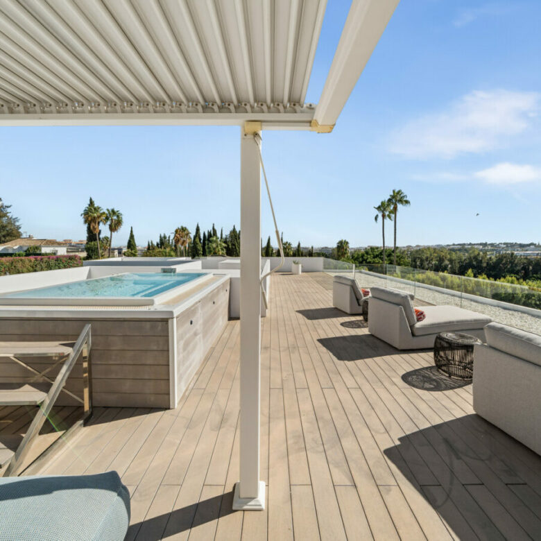 FOR SALE 🏡 New Frontline Golf Villa with Infinity Pool, Cinema and Rooftop Jacuzzi – Golf Valley, Nueva Andalucía, Marbella 🇪🇸