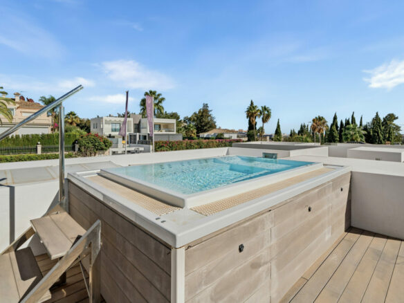 FOR SALE 🏡 New Frontline Golf Villa with Infinity Pool, Cinema and Rooftop Jacuzzi – Golf Valley, Nueva Andalucía, Marbella 🇪🇸