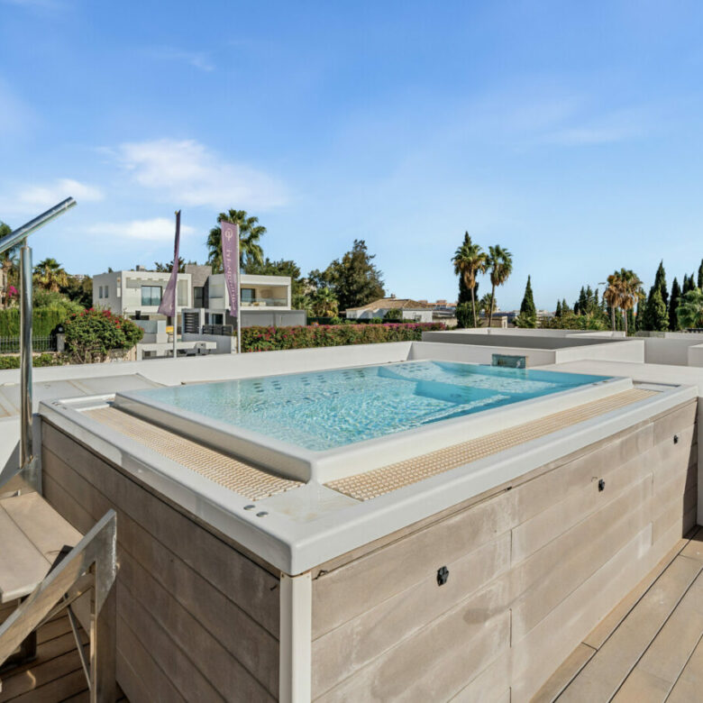 FOR SALE 🏡 New Frontline Golf Villa with Infinity Pool, Cinema and Rooftop Jacuzzi – Golf Valley, Nueva Andalucía, Marbella 🇪🇸