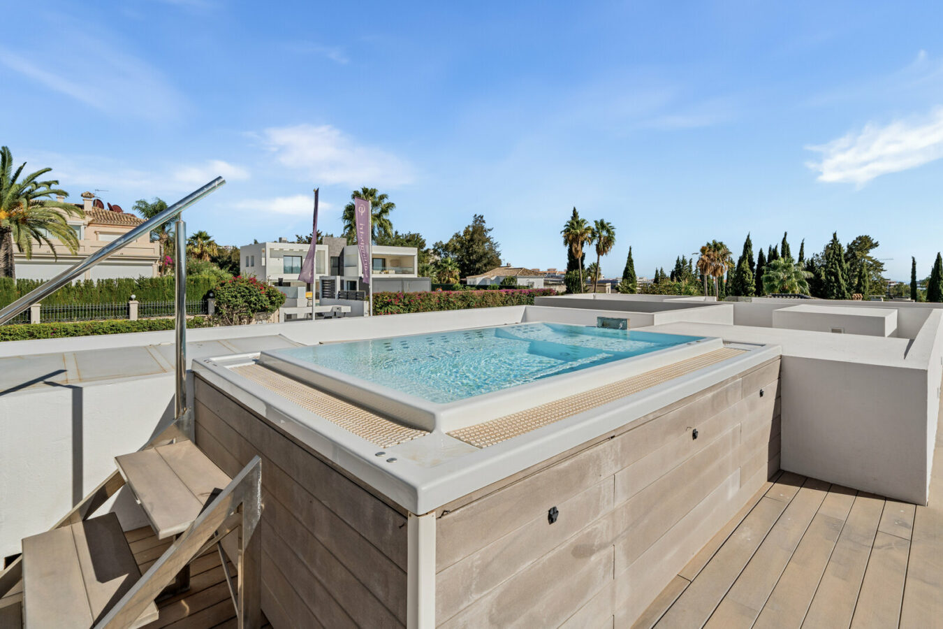 FOR SALE 🏡 New Frontline Golf Villa with Infinity Pool, Cinema and Rooftop Jacuzzi – Golf Valley, Nueva Andalucía, Marbella 🇪🇸