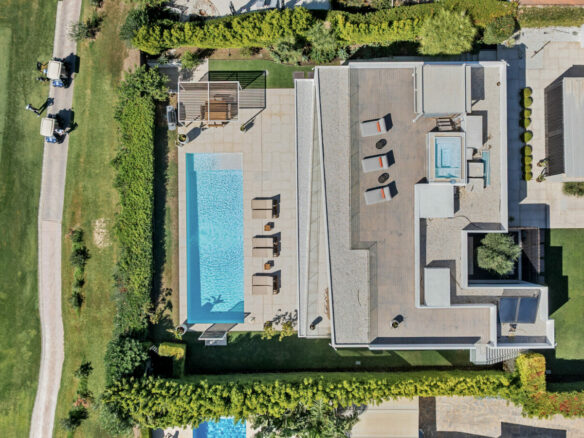 FOR SALE 🏡 New Frontline Golf Villa with Infinity Pool, Cinema and Rooftop Jacuzzi – Golf Valley, Nueva Andalucía, Marbella 🇪🇸