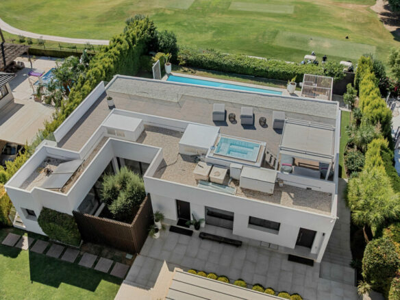 FOR SALE 🏡 New Frontline Golf Villa with Infinity Pool, Cinema and Rooftop Jacuzzi – Golf Valley, Nueva Andalucía, Marbella 🇪🇸