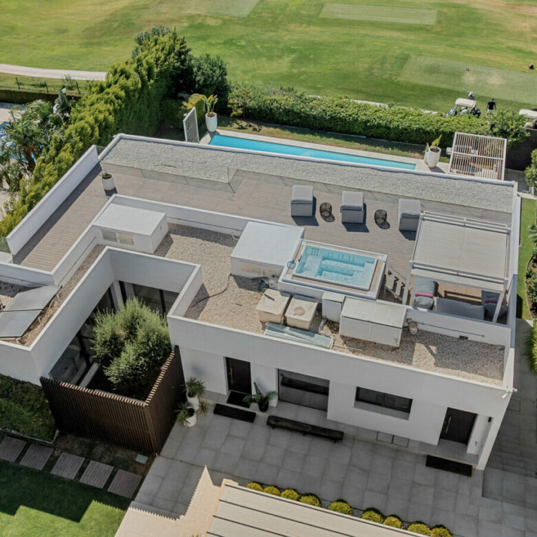 FOR SALE 🏡 New Frontline Golf Villa with Infinity Pool, Cinema and Rooftop Jacuzzi – Golf Valley, Nueva Andalucía, Marbella 🇪🇸
