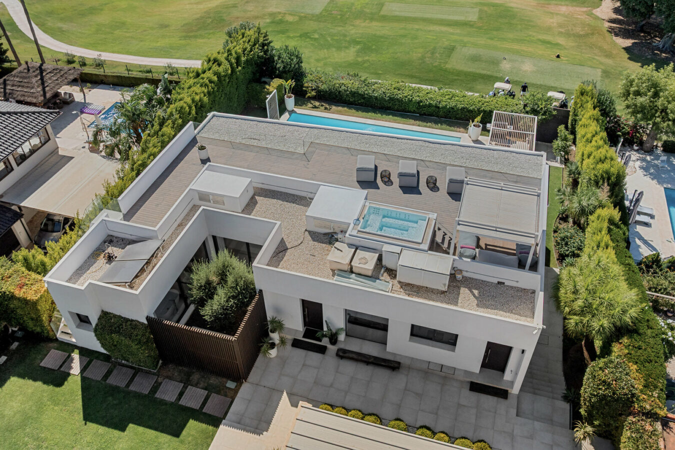 FOR SALE 🏡 New Frontline Golf Villa with Infinity Pool, Cinema and Rooftop Jacuzzi – Golf Valley, Nueva Andalucía, Marbella 🇪🇸
