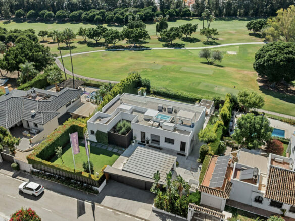 FOR SALE 🏡 New Frontline Golf Villa with Infinity Pool, Cinema and Rooftop Jacuzzi – Golf Valley, Nueva Andalucía, Marbella 🇪🇸