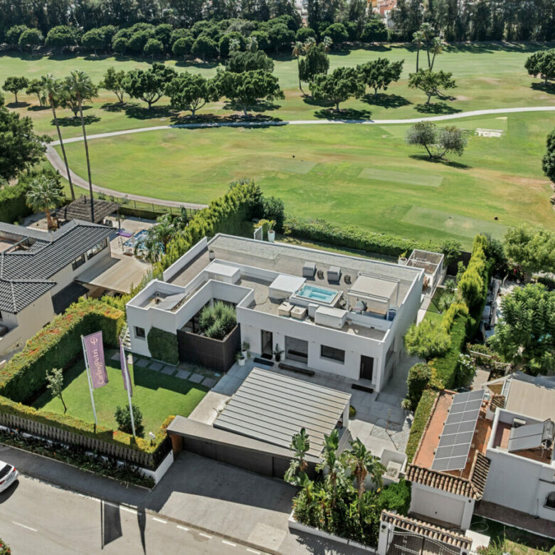 FOR SALE 🏡 New Frontline Golf Villa with Infinity Pool, Cinema and Rooftop Jacuzzi – Golf Valley, Nueva Andalucía, Marbella 🇪🇸