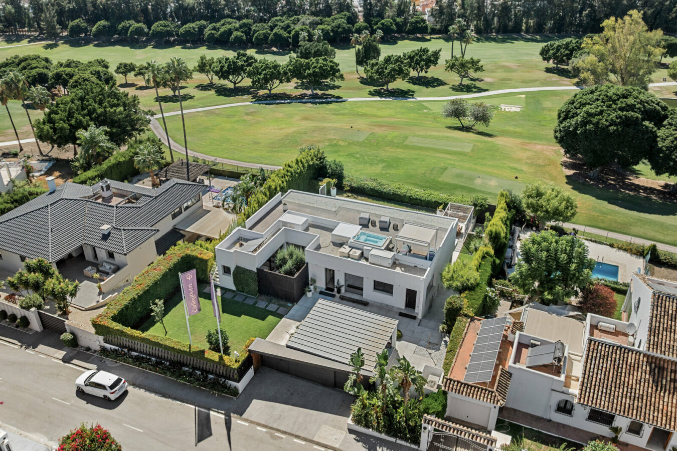 FOR SALE 🏡 New Frontline Golf Villa with Infinity Pool, Cinema and Rooftop Jacuzzi – Golf Valley, Nueva Andalucía, Marbella 🇪🇸