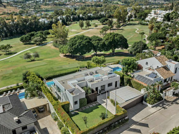 FOR SALE 🏡 New Frontline Golf Villa with Infinity Pool, Cinema and Rooftop Jacuzzi – Golf Valley, Nueva Andalucía, Marbella 🇪🇸