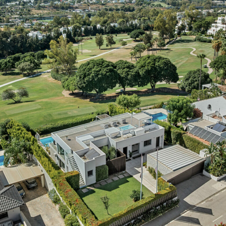 FOR SALE 🏡 New Frontline Golf Villa with Infinity Pool, Cinema and Rooftop Jacuzzi – Golf Valley, Nueva Andalucía, Marbella 🇪🇸