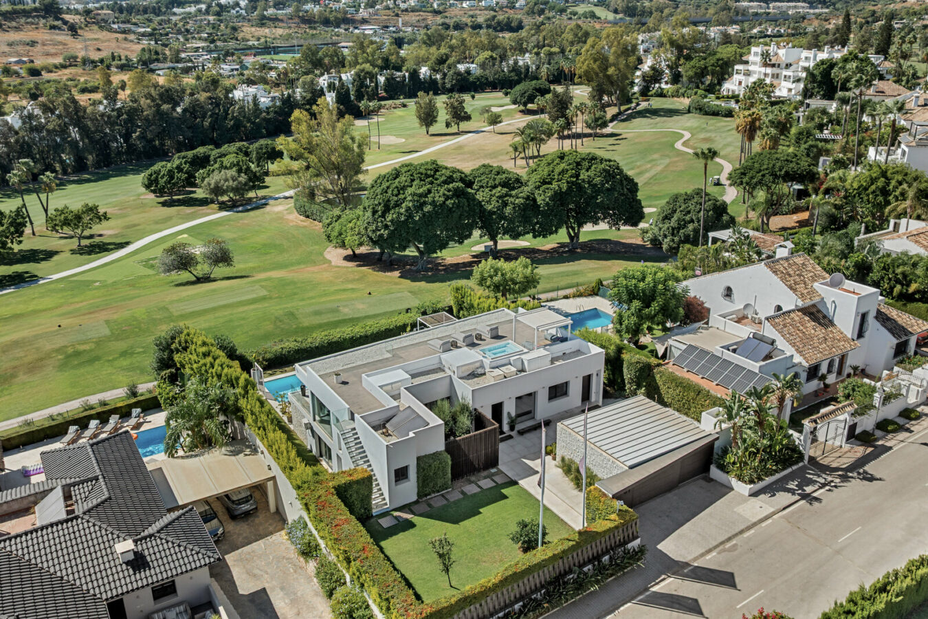 FOR SALE 🏡 New Frontline Golf Villa with Infinity Pool, Cinema and Rooftop Jacuzzi – Golf Valley, Nueva Andalucía, Marbella 🇪🇸
