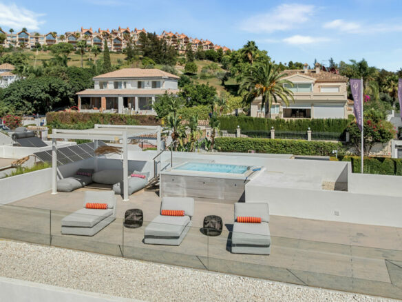 FOR SALE 🏡 New Frontline Golf Villa with Infinity Pool, Cinema and Rooftop Jacuzzi – Golf Valley, Nueva Andalucía, Marbella 🇪🇸