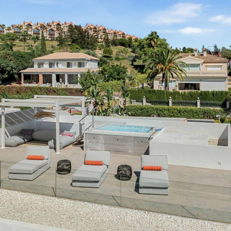 FOR SALE 🏡 New Frontline Golf Villa with Infinity Pool, Cinema and Rooftop Jacuzzi – Golf Valley, Nueva Andalucía, Marbella 🇪🇸