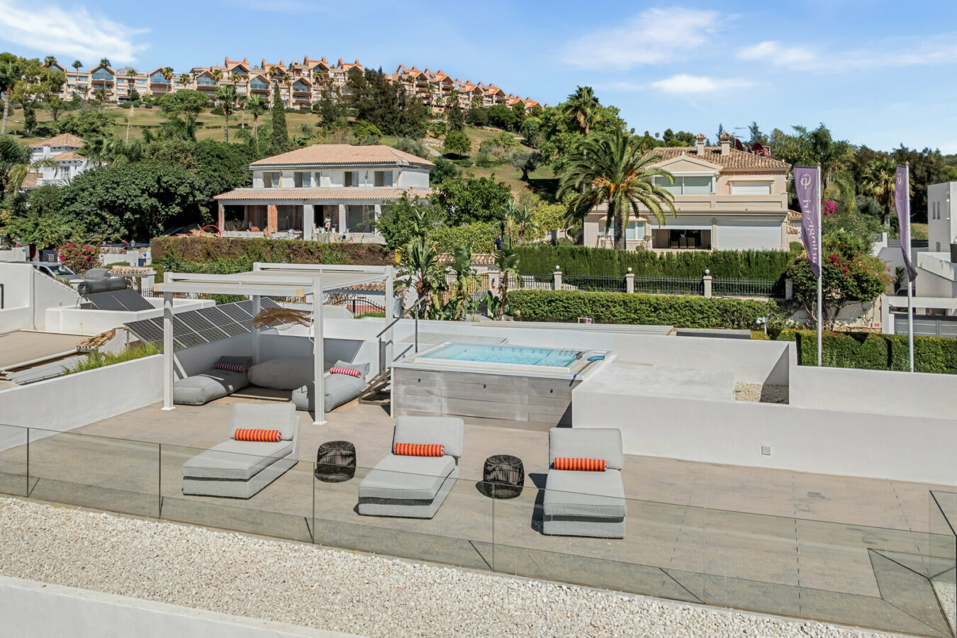 FOR SALE 🏡 New Frontline Golf Villa with Infinity Pool, Cinema and Rooftop Jacuzzi – Golf Valley, Nueva Andalucía, Marbella 🇪🇸