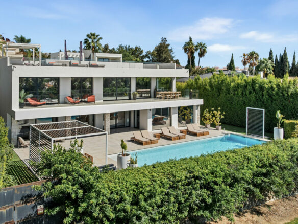 FOR SALE 🏡 New Frontline Golf Villa with Infinity Pool, Cinema and Rooftop Jacuzzi – Golf Valley, Nueva Andalucía, Marbella 🇪🇸