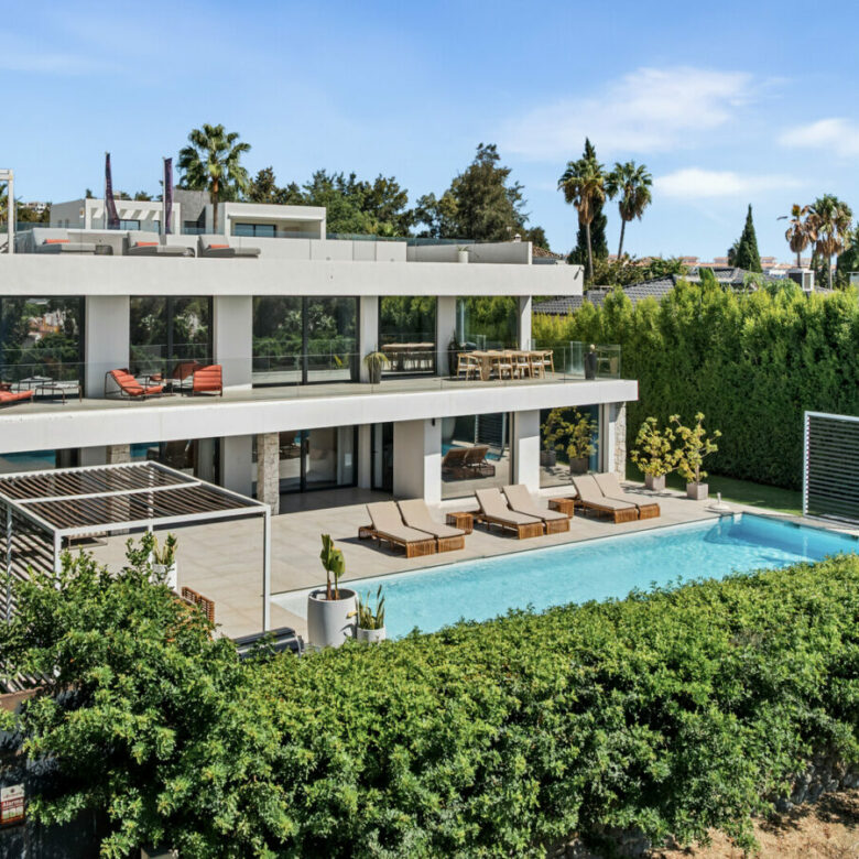 FOR SALE 🏡 New Frontline Golf Villa with Infinity Pool, Cinema and Rooftop Jacuzzi – Golf Valley, Nueva Andalucía, Marbella 🇪🇸
