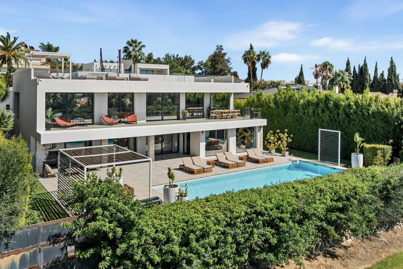 FOR SALE 🏡 New Frontline Golf Villa with Infinity Pool, Cinema and Rooftop Jacuzzi – Golf Valley, Nueva Andalucía, Marbella 🇪🇸
