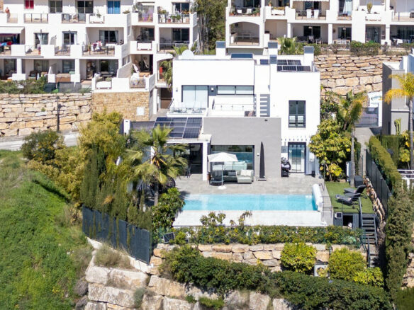 FOR SALE 🏡 Modern Four-Bedroom Villa with Infinity Pool and Sea Views – La Resina Golf, Estepona 🇪🇸
