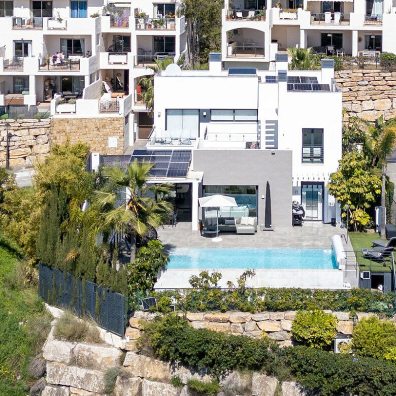 FOR SALE 🏡 Modern Four-Bedroom Villa with Infinity Pool and Sea Views – La Resina Golf, Estepona 🇪🇸