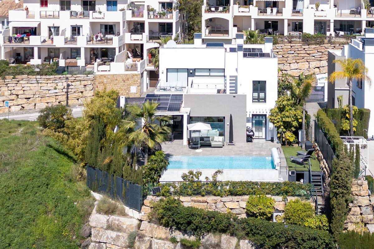 FOR SALE 🏡 Modern Four-Bedroom Villa with Infinity Pool and Sea Views – La Resina Golf, Estepona 🇪🇸