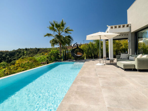 FOR SALE 🏡 Modern Four-Bedroom Villa with Infinity Pool and Sea Views – La Resina Golf, Estepona 🇪🇸