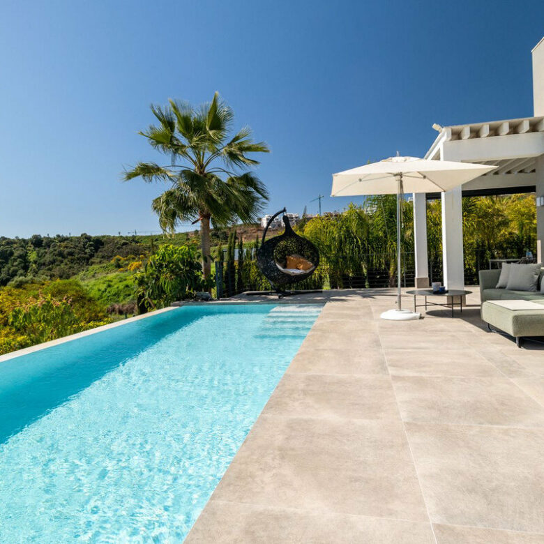 FOR SALE 🏡 Modern Four-Bedroom Villa with Infinity Pool and Sea Views – La Resina Golf, Estepona 🇪🇸
