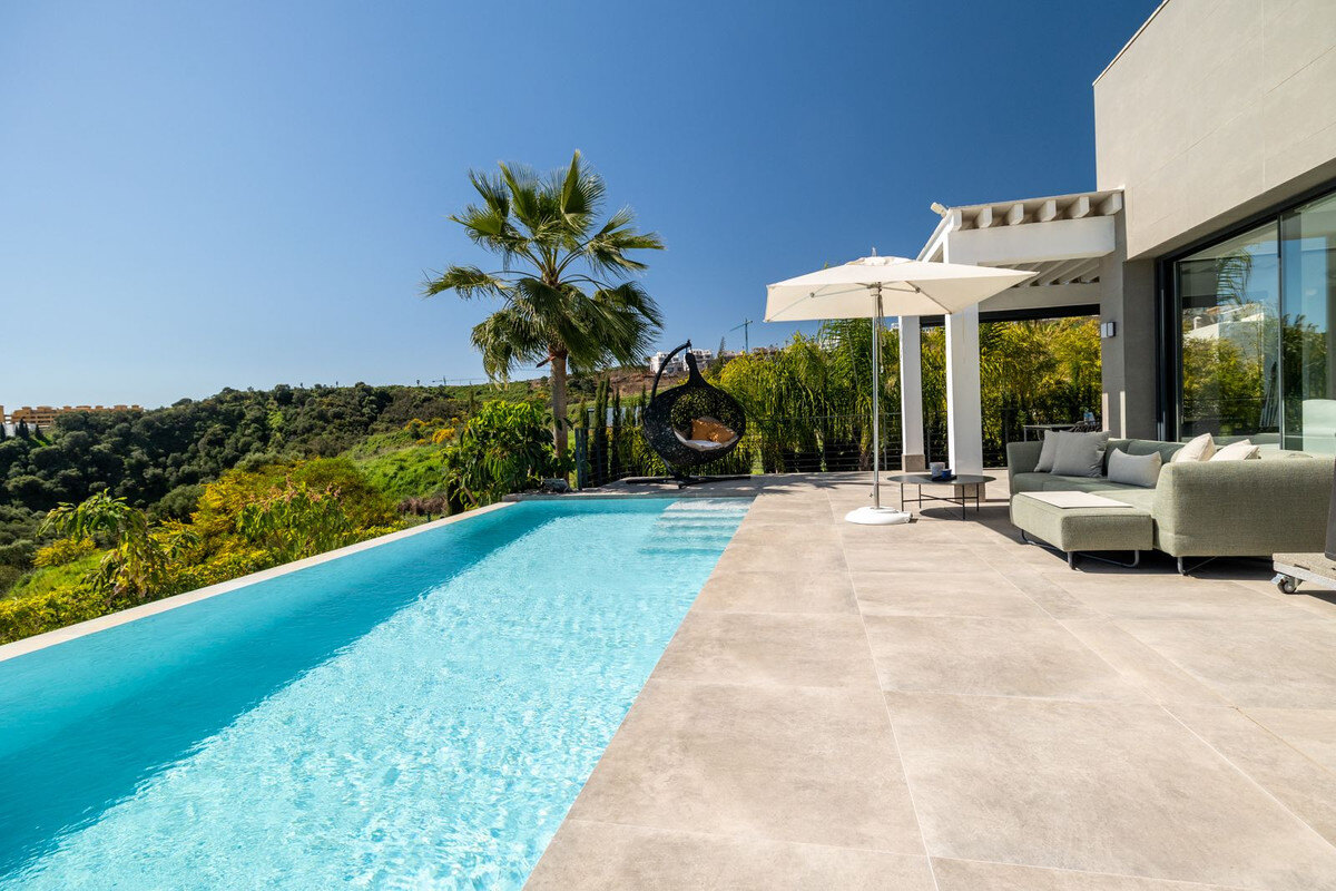 FOR SALE 🏡 Modern Four-Bedroom Villa with Infinity Pool and Sea Views – La Resina Golf, Estepona 🇪🇸