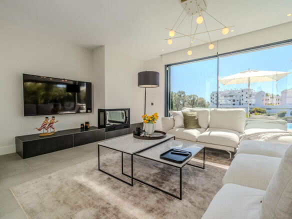 FOR SALE 🏡 Modern Four-Bedroom Villa with Infinity Pool and Sea Views – La Resina Golf, Estepona 🇪🇸