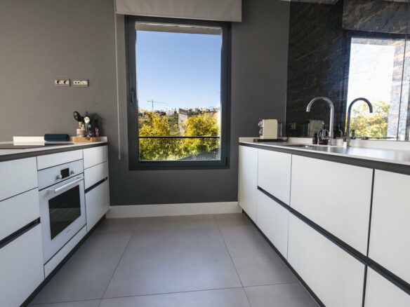 FOR SALE 🏡 Modern Four-Bedroom Villa with Infinity Pool and Sea Views – La Resina Golf, Estepona 🇪🇸