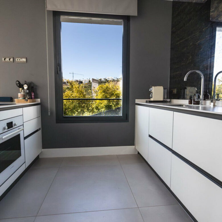FOR SALE 🏡 Modern Four-Bedroom Villa with Infinity Pool and Sea Views – La Resina Golf, Estepona 🇪🇸