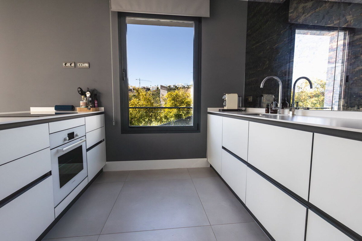 FOR SALE 🏡 Modern Four-Bedroom Villa with Infinity Pool and Sea Views – La Resina Golf, Estepona 🇪🇸
